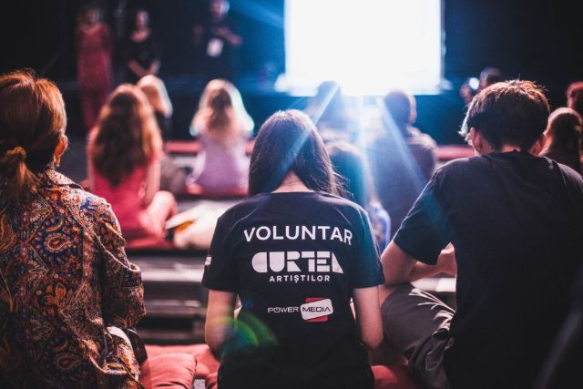 Pro Teatru volunteers in the audience at a festival event