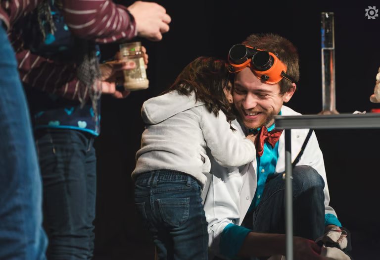 Scenă din spectacolul Mini omul de știință
